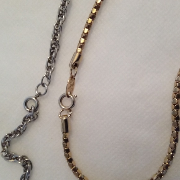 Beautiful 18” Oval Shape Pendent Necklace Includes (2) Chains. - Picture 4 of 5